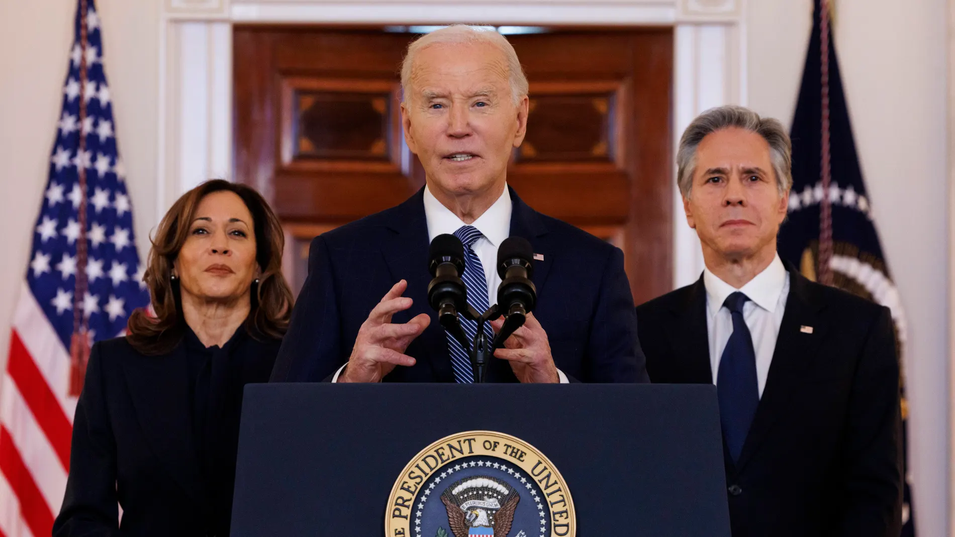 Washington (United States), 15/01/2025.- President Joe Biden gives remarks as Vice President Kamala Harris and Secretary of State Antony Blinken look on, in the Entrance Hall of the White House in Washington DC, USA, 15 January 2025. Israel and Hamas announced they had come to a ceasefire and hostage deal. EFE/EPA/AARON SCHWARTZ / POOL