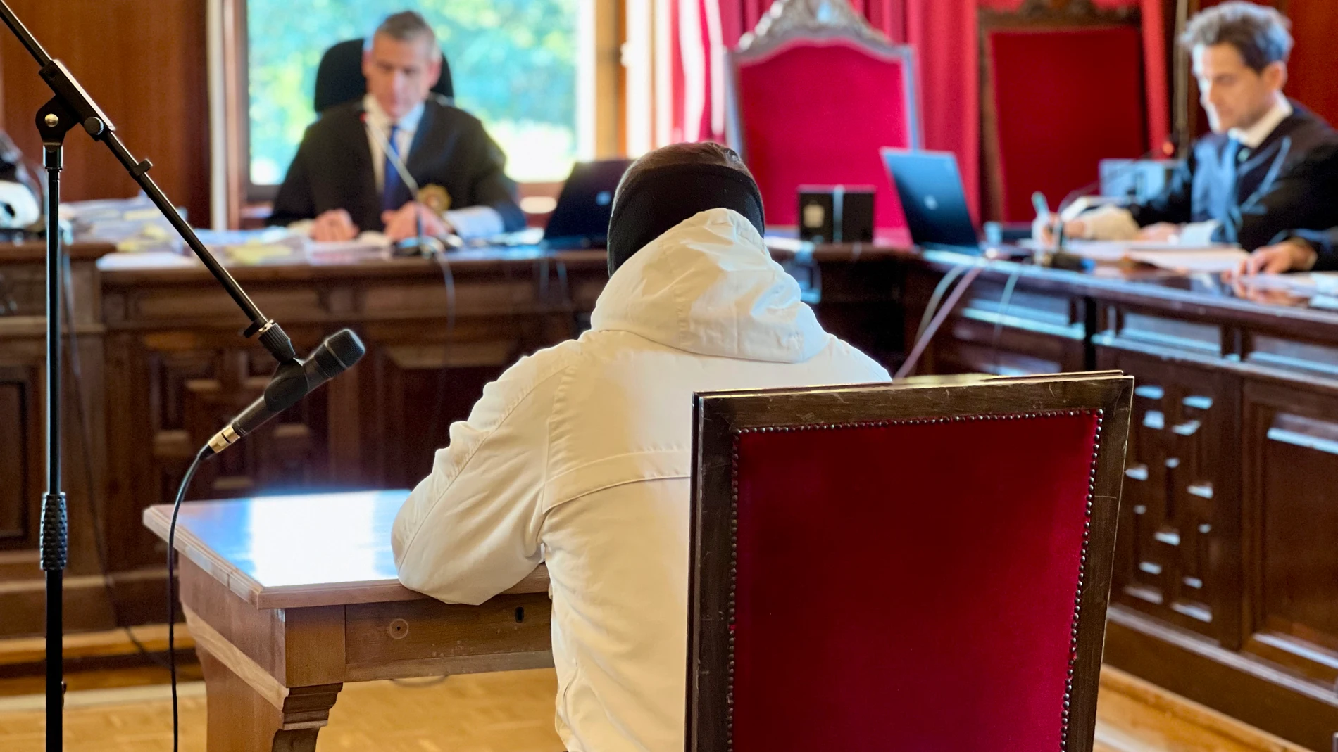 SEVILLA, 15/01/2025.- Sala de la Audiencia sevillana donde se desarrolla este martes el juicio contra el acusado de matar a una bebé en Sevilla tras arrollarla con el coche que conducía drogado, hechos ocurridos en noviembre de 2020 y por lo que se enfrenta a una petición fiscal de 9 años de cárcel por delitos de homicidio imprudente, contra la seguridad vial y abandono del lugar del accidente. EFE/Roberto Ruiz Oliva