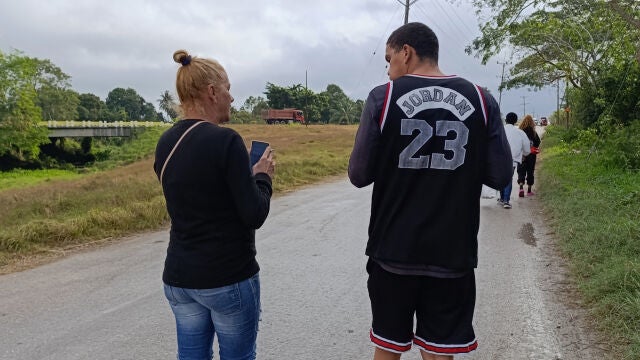  El cubano Dariel Cruz García (d) camina junto a su madre Yaquelin Cruz García este miércoles, su salida de la prisión 1580 en La Habana (Cuba). El Gobierno cubano inició este miércoles las excarcelaciones de 553 presos que anunció ayer tras la decisión de Washington de sacar a La Habana de su lista de países que patrocinan el terrorismo