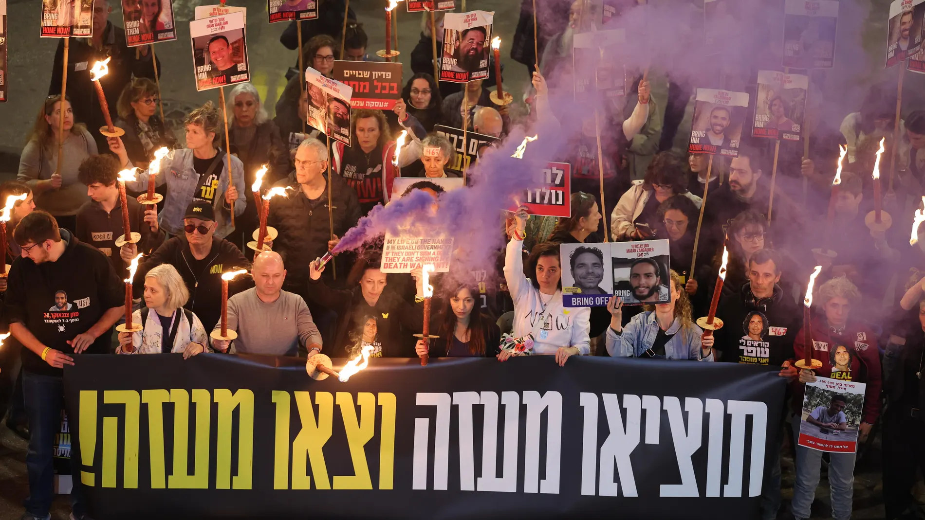 Tel Aviv (Israel), 15/01/2025.- Family members of hostages held by Hamas in Gaza and their supporters light torches as they react to ceasefire reports during a protest calling for a ceasefire and for the release of the hostages, outside the Likud party headquarters in Tel Aviv, Israel, 15 January 2025. According to US and Hamas officials, Israel and Hamas agreed on a hostage deal and ceasefire. The banner reads 'get them out of Gaza and get out of Gaza.' (Protestas) EFE/EPA/ABIR SULTAN