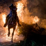 El humo de las 'luminarias' sumerge a San Bartolomé de Pinares en una noche mágica