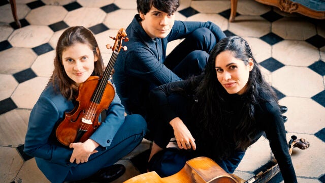 Sophie de Bardonnèche,Justin Taylor y Lucile Boulanger. 