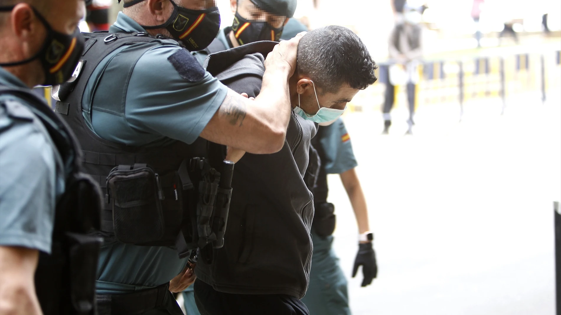 Varios agentes de Guardia Civil llevan al presunto asesino de una mujer de 26 años y su hijo de siete, para pasar a disposición judicial, en Inca, a 19 de mayo de 2021, en Mallorca, Islas Baleares