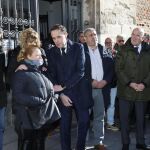 El presidente de la Diputación de Valladolid, Conrado Íscar, intenta consolar a los familiares del bombero fallecido, en presencia del alcalde Jesús Julio Carnero y Ramiro Ruiz Medrano, entre otros