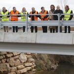 Sanz Merino, en el puente que salvo el río Morón en Almazán (Soria) junto a Yolanda de Gregorio, entre otras autoridades