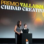 La concejala Blanca Jiménez y Karu Borge durante la gala 