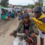 Juan Yainier se sube a una moto taxi en La Habana tras ser excarcelado