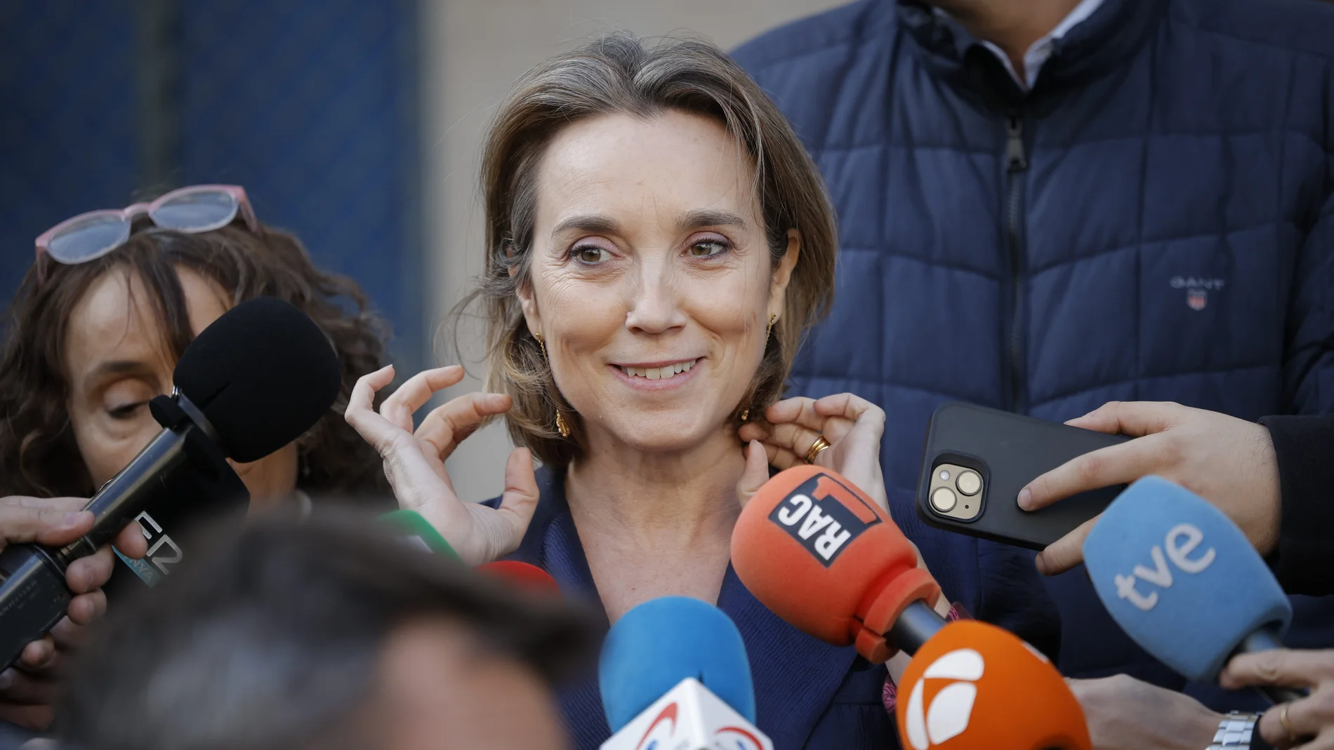 La secretaria general del PP, Cuca Gamarra, atiende a los medios de comunicación, a 17 de enero de 2025, en Badalona, Barcelona, Catalunya (España). Tras declarar ante los medios, la secretaria general del PP y el alcalde de Badalona han realizado una visita por la ciudad. 17 ENERO 2025;VISITA;BADALONA;PP;PARTIDO POPULAR;MEDIOS;POLÍTICA Kike Rincón / Europa Press 17/01/2025
