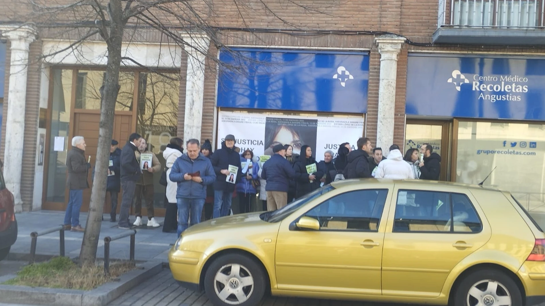 Familiares de Esther y vecinos esperan a las puertas la decisión de la jueza.EUROPA PRESS17/01/2025