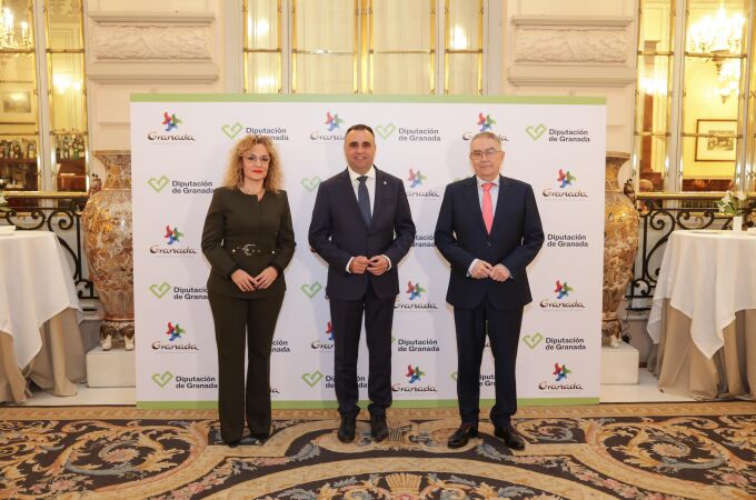 El presidente de la Diputación, Francis Francis Rodríguez , en el centro durante la presentación de “Todos los caminos llevan a Granada