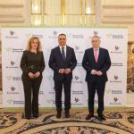 El presidente de la Diputación, Francis Francis Rodríguez , en el centro durante la presentación de “Todos los caminos llevan a Granada