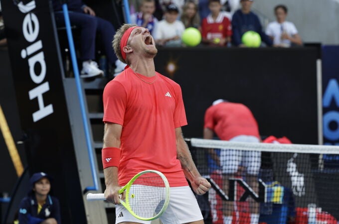 Davidovich celebra su victoria en tercera ronda ante Jakub Mensik