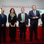 El rector de la Universidad de Salamanca, Juan Manuel Corchado; la vicerrectora de Estudiantes, Inclusión Social e Igualdad, Marta Gutiérrez; el director gerente de la Fundación General, Óscar González; el vicepresidente de la Junta Directiva de Alumni-USAL, Román Álvarez; y el consejero de Alumni–USAL, Isidoro Alanís, presentan los galardones