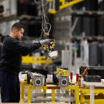 Hereu y Alegría visitan la fábrica de Stellantis en Figueruelas (Zaragoza)