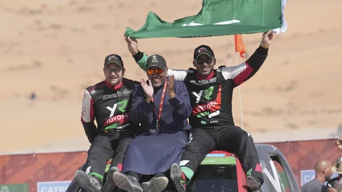 Yazeed Al Rajhi celebra junto a su copiloto el triunfo en el Dakar