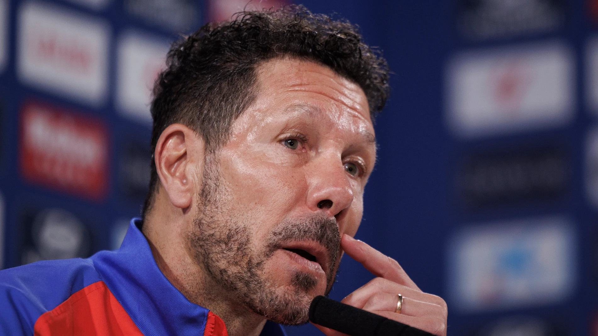 MAJADAHONDA (MADRID), 17/01/2025.- Diego Simeone, entrenador del Atlético de Madrid, admitió este viernes que no vio el encuentro de la Copa del Rey entre el Real Madrid y el Celta, pero le han comentado "episodios que hubo dentro del partido", como "los hay desde hace cien años", según expresó en rueda de prensa tras el entrenamiento matutino del conjunto rojiblanco. EFE/ Sergio Pérez