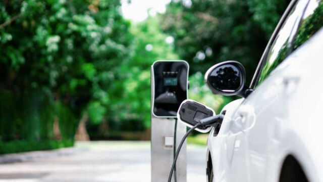 Un coche eléctrico cargando 