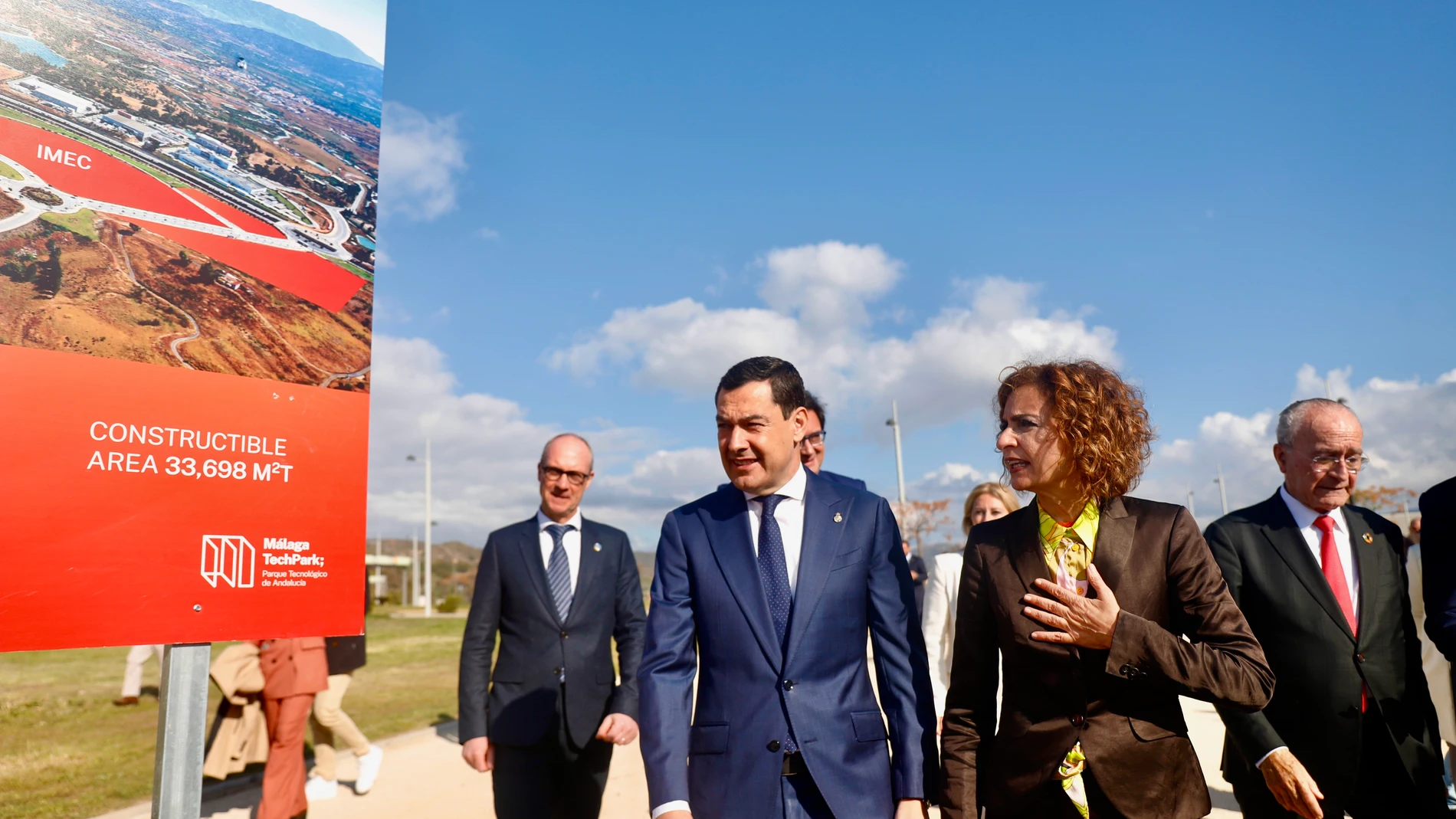 La vicepresidenta primera del Gobierno y ministra de Hacienda, María Jesús Montero (2d); junto al presidente de la Junta de Andalucía, Juanma Moreno (2i) durante el acto de firma de acuerdo entre Junta y SETT EPE. A 17 de enero de 2025, en Málaga (Andalucía, España). Firma del convenio entre la Junta y la Sociedad Española para la Transformación Tecnológica (SETT EPE) para el desarrollo de un proyecto de implantación de una sala blanca para la investigación y el desarrollo de semiconductores ...
