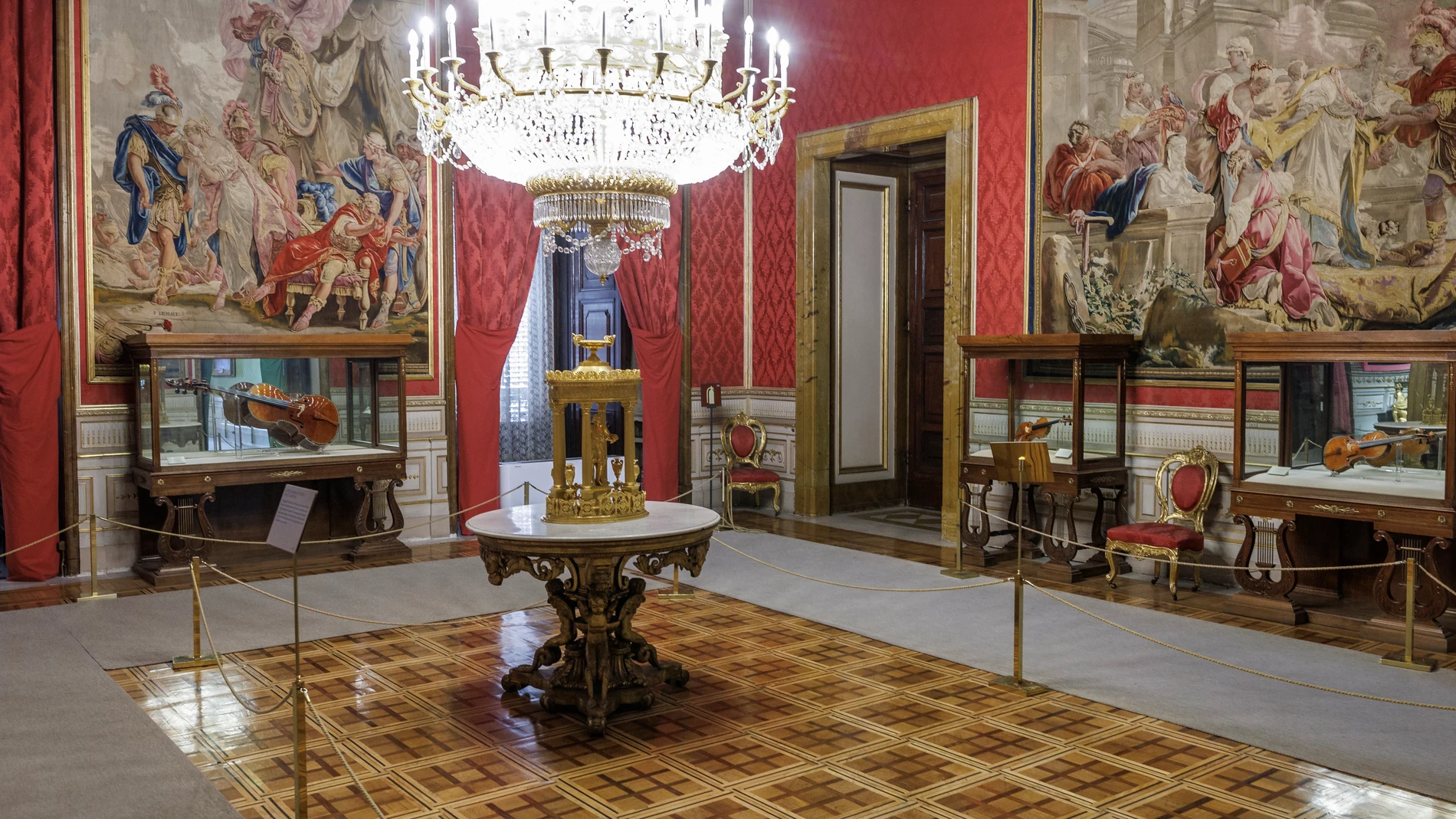 MADRID, 17/01/2025.-Vista de los 'stradivarius' de Carlos III este viernes, que tras 27 años saldrán de su residencia, el Palacio Real de Madrid, para acudir a una cita al Teatro Real a beneficio de la dana, un viaje de tan solo 400 metros con extraordinaria seguridad por su incalculable valor.-EFE/ Rodrigo Jiménez