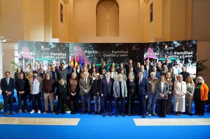 Foto de familia de Mañueco con los consejeros Suárez-Quiñones, Isabel Blanco, Rocío Lucasy Leticia García, con los representantes del Tercer Sector, además de Carnero y Conrado íscar