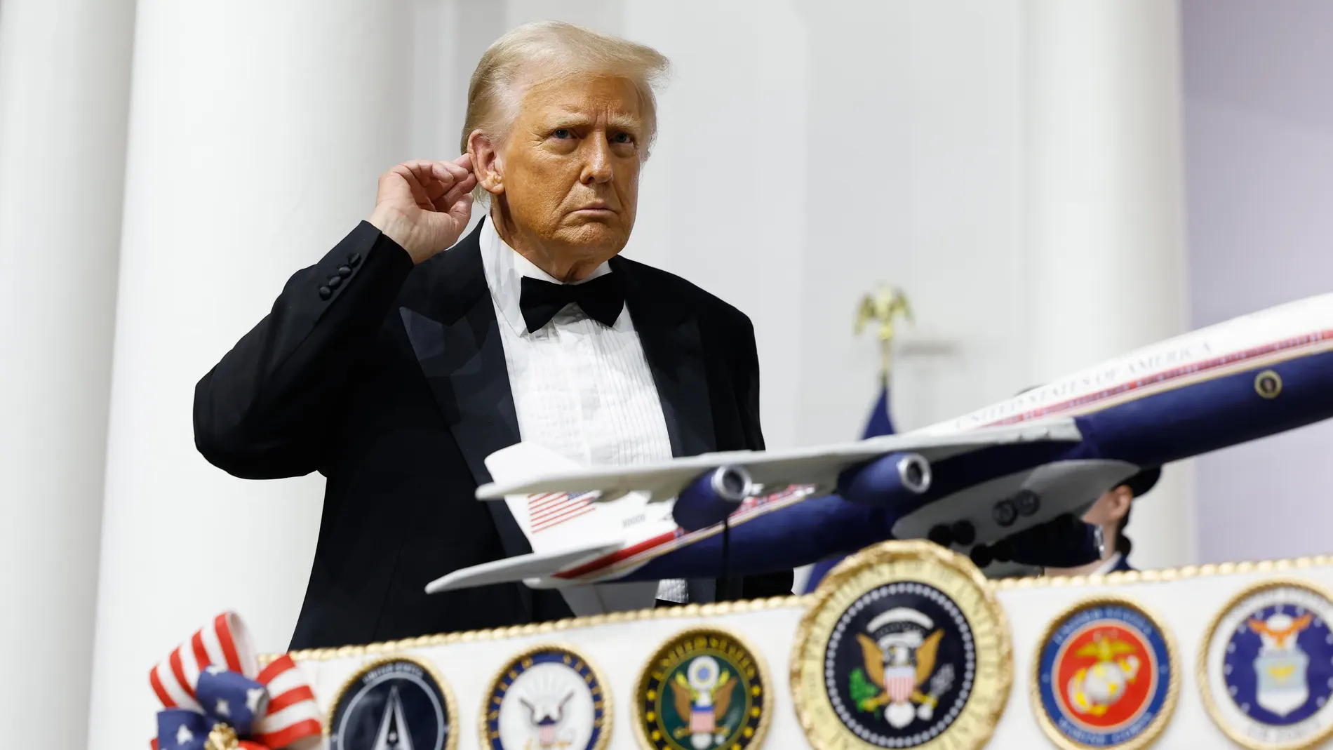 -FOTODELDIA- Washington (Estados Unidos), 20/01/2025.- El presidente estadounidense Donald Trump corta un pastel con la figura del Air Force One durante la gala de Comandante en Jefe tras su toma de posesión en Washington, Estados Unidos. EFE/ANNA MONEYMAKER / POOL