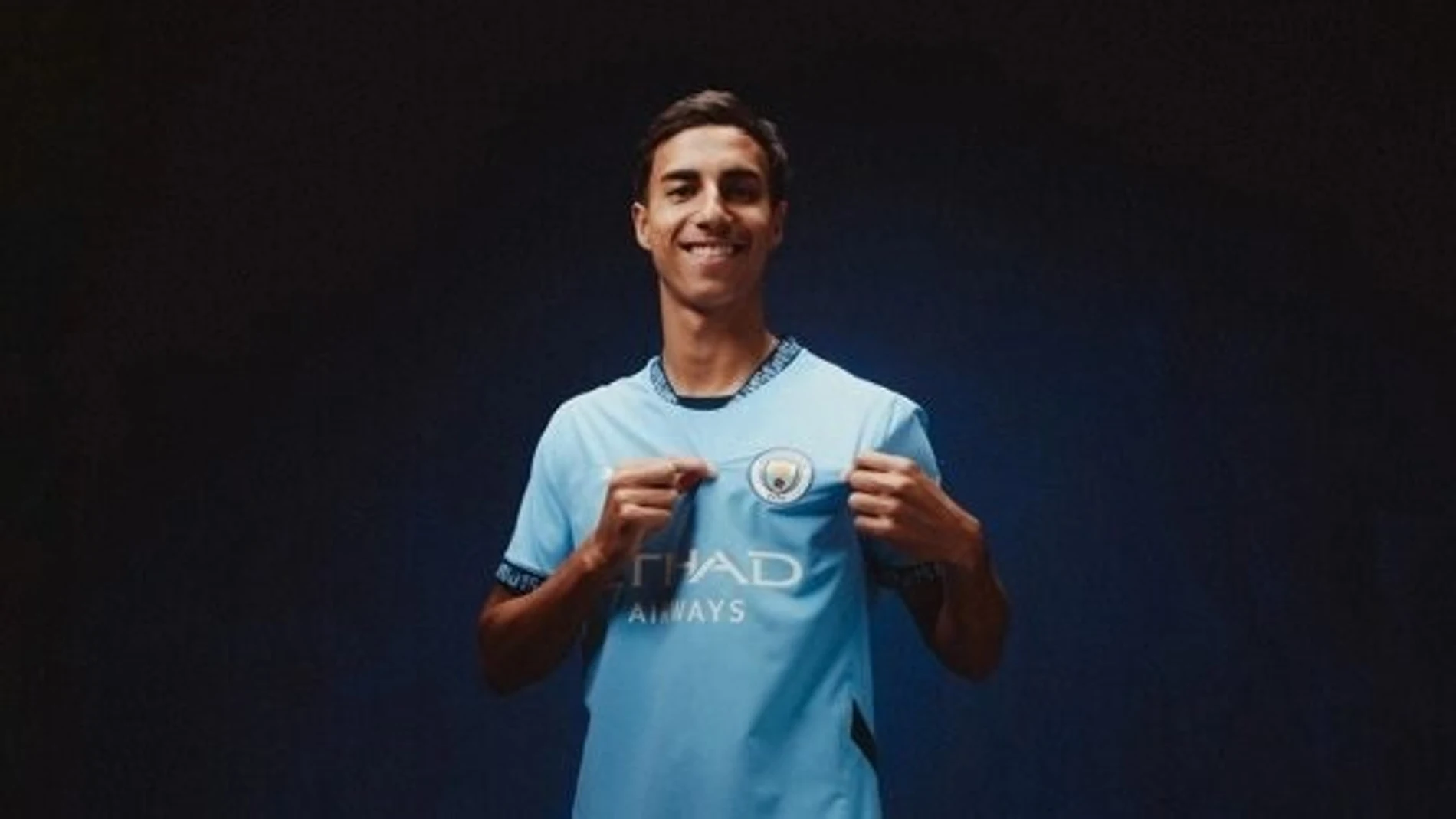 El nuevo jugador del Manchester City Vitor Reis. REMITIDA / HANDOUT por MANCHESTER CITY Fotografía remitida a medios de comunicación exclusivamente para ilustrar la noticia a la que hace referencia la imagen, y citando la procedencia de la imagen en la firma 21/01/2025