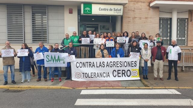 Sevilla.- Concentración en el centro de salud de La Algaba por "insultos y amenazas" a un facultativo médico