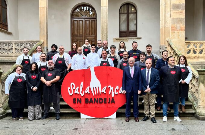 Foto de familia de Javier Iglesias con integrantes de la marca "Salamanca en Bandeja" que se lanzan a la conquista de Madrid Fusión