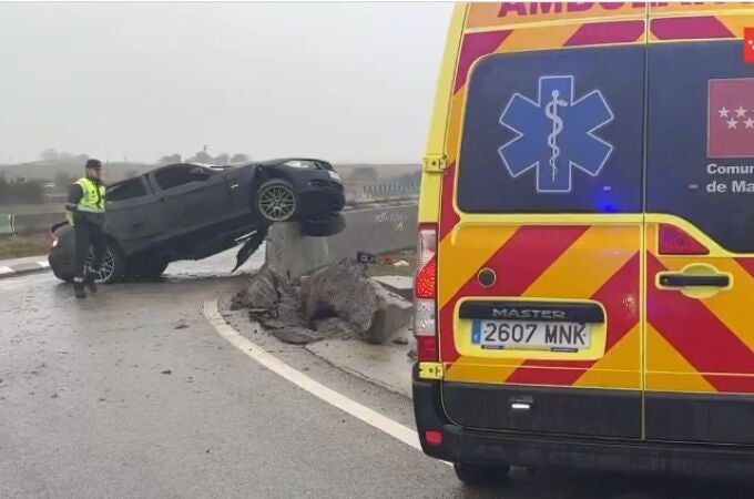 Sucesos.- Heridos dos jóvenes atrapados en su coche tras salirse de la M-609