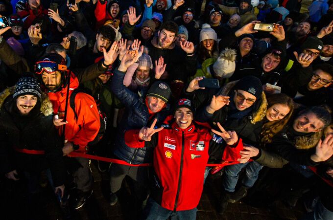 Marc Márquez se hace un selfie con la afición italiana en Madonna