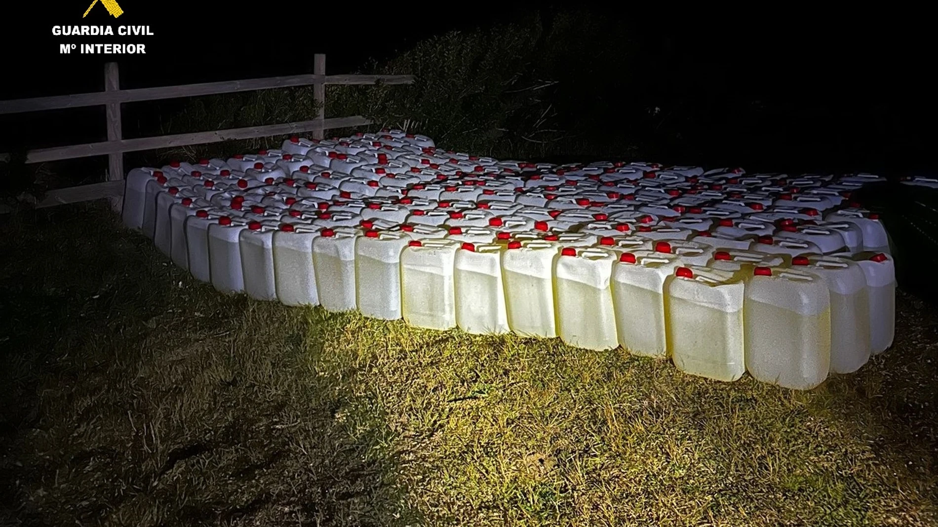 Garrafas de gasolina incautadas en una operación contra el petaqueo en la playa de Valdevaqueros en Tarifa.REMITIDA / HANDOUT por Guardia CivilFotografía remitida a medios de comunicación exclusivamente para ilustrar la noticia a la que hace referencia la imagen, y citando la procedencia de la imagen en la firma21/01/2025
