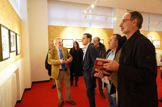 Conrado Íscar visita la exposición mientras el catedrático de Historia del Arte de la Universidad de Valladolid, Jesús Urrea, explica los entresijos de la misma