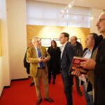 Conrado Íscar visita la exposición mientras el catedrático de Historia del Arte de la Universidad de Valladolid, Jesús Urrea, explica los entresijos de la misma