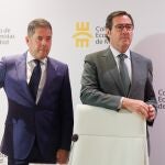 El presidente de la CEOE, Antonio Garamendi (d), y el presidente de Cepyme, Gerardo Cuerva 