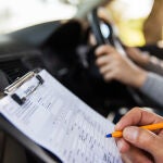 Para poder conducir un coche o una moto, es necesario aprobar la prueba teórica y el examen práctico de conducir, diferente en todos los países y algunos siendo más difíciles que otros