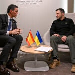 Reunión de Pedro Sánchez y el presidente de Ucrania, Volodymir Zelenski, en Davos