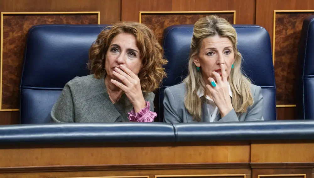 Yolanda Díaz y María Jesús Montero en el Congreso. David Jar