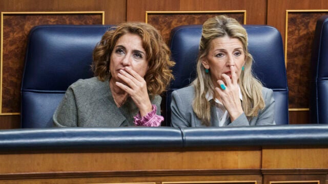 Yolanda Díaz y María Jesús Montero en el Congreso. David Jar