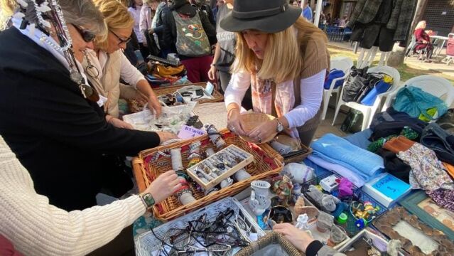 Mercadillo solidario con objetos olvidados en el aeropuerto de Valencia