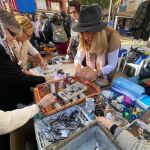 Mercadillo solidario con objetos olvidados en el aeropuerto de Valencia