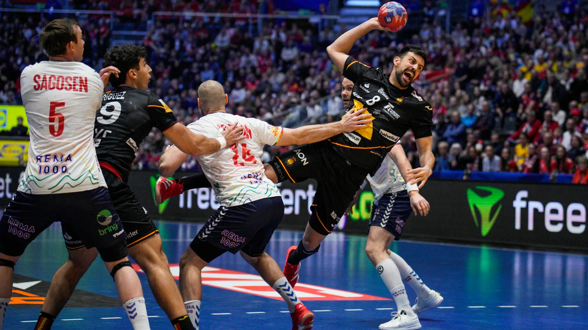 Agustín Casado se dispone a ejecutar un lanzamiento