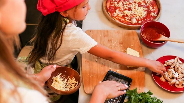 Cocinar con niños es una buena opción para enseñarles a comer bien 