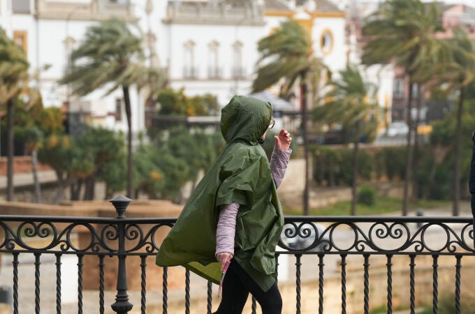 Sevilla afronta otro día de lluvia intensa y riesgo de tormentas