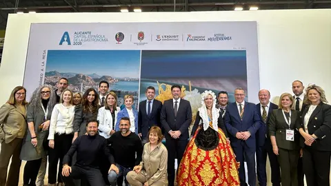 El alcalde de Alicante, Luis Barcala, con la delegación valenciana en Fitur
