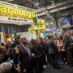 Los Reyes, Don Felipe y Doña Letizia, acompañados del presidente de la Generalitat de Catalunya, Salvador Illa, durante su visita al pabellón de Cataluña en la inauguración este miércoles de la 45 edición de Fitur.