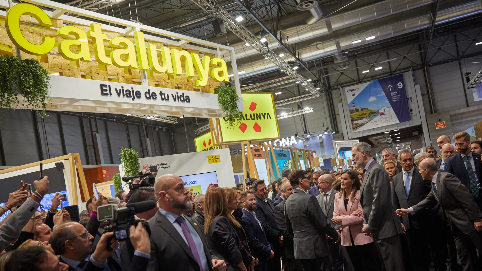Los Reyes, Don Felipe y Doña Letizia, acompañados del presidente de la Generalitat de Catalunya, Salvador Illa, durante su visita al pabellón de Cataluña en la inauguración este miércoles de la 45 edición de Fitur.