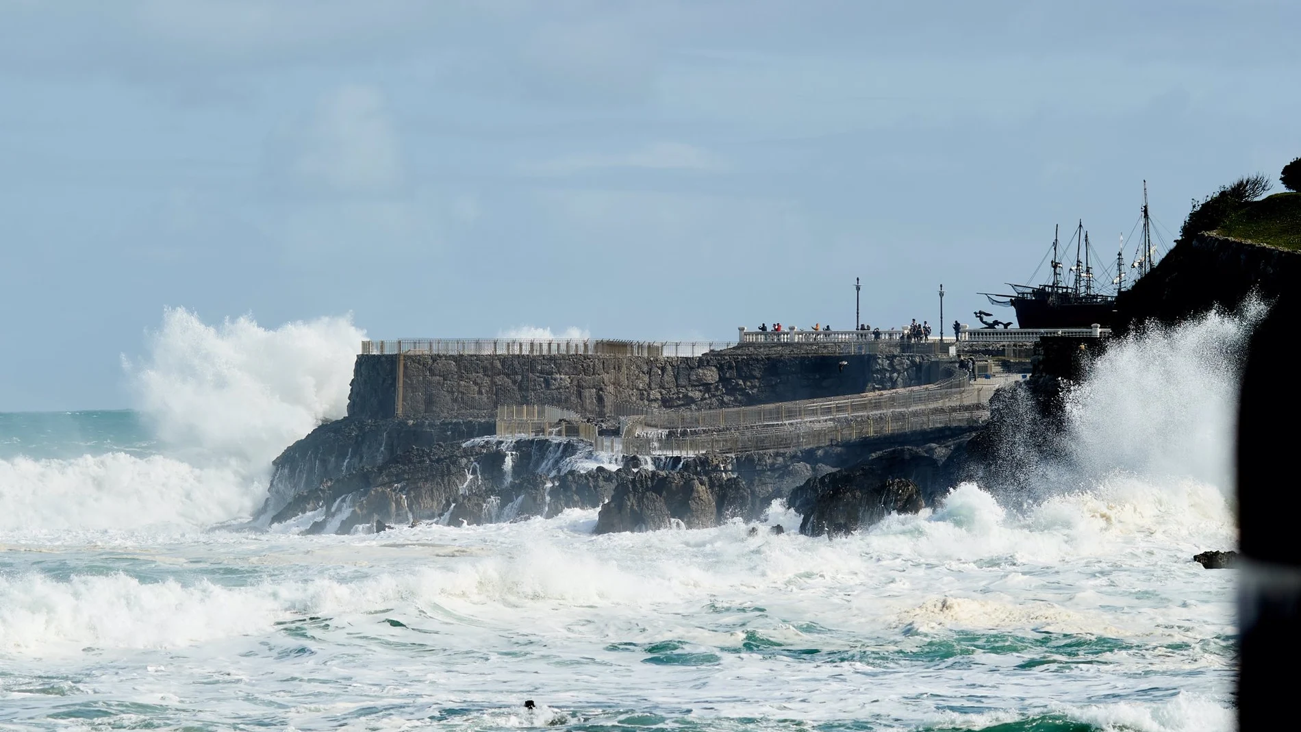 Alerta en la costa gallega: fuertes rachas de viento y olas gigantes ...