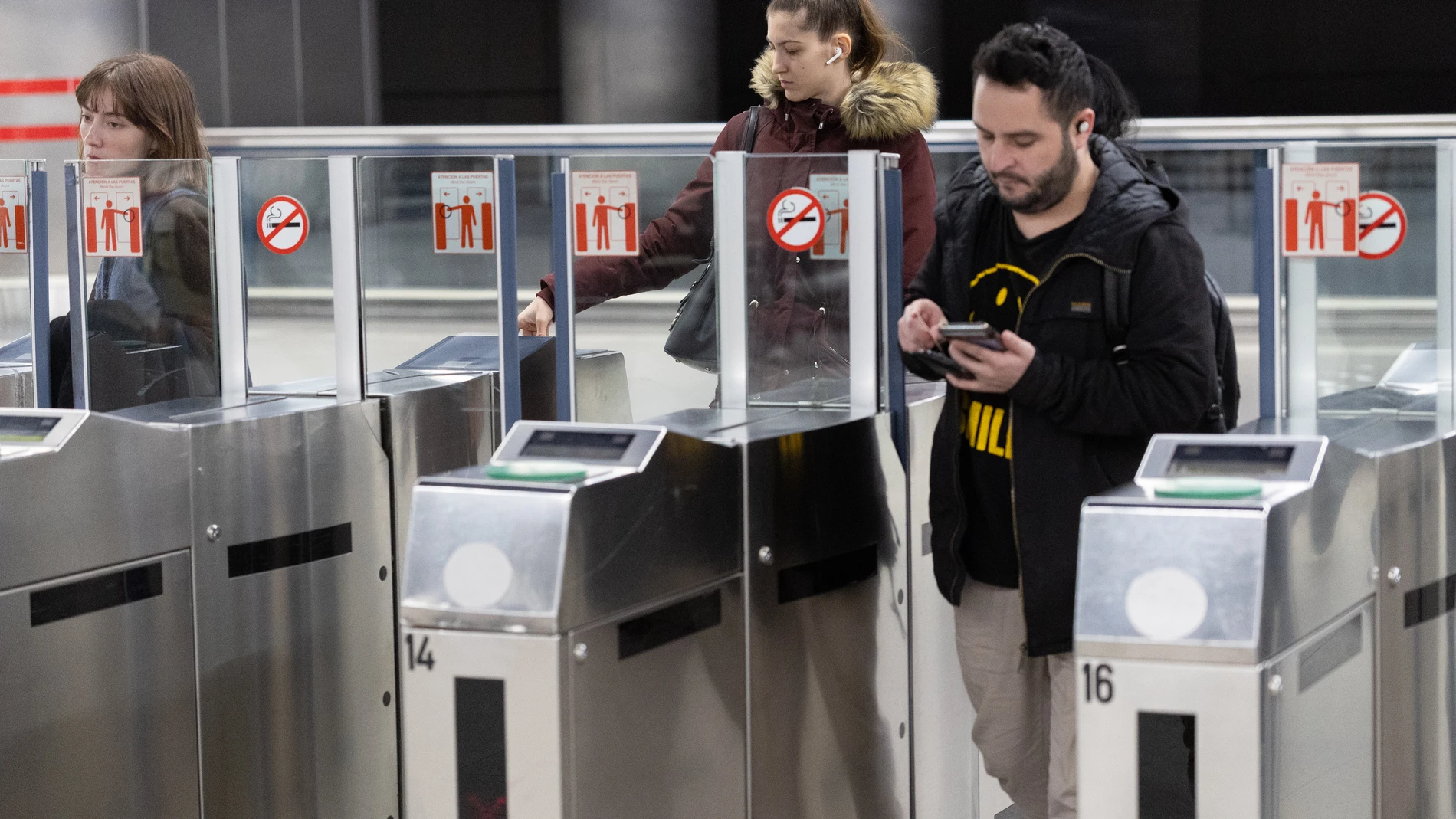 Varias personas en la estación de Metro de Móstoles Central, a 23 de enero de 2025, en Móstoles, Madrid (España). La Comunidad de Madrid anunció ayer que mantendrá "de momento" las tarifas de transporte público bonificadas al 60% y ha reclamado al Gobierno de Pedro Sánchez que "cumpla" su compromiso y financie los descuentos. Estas tarifas son las que estaban fijadas hasta junio de 2025 pero, tras no salir adelante el decreto en el Congreso, los abonos de tren y autobús vuelven a las tarifas ...