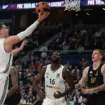 Hezonja se dispone a anotar una bandeja