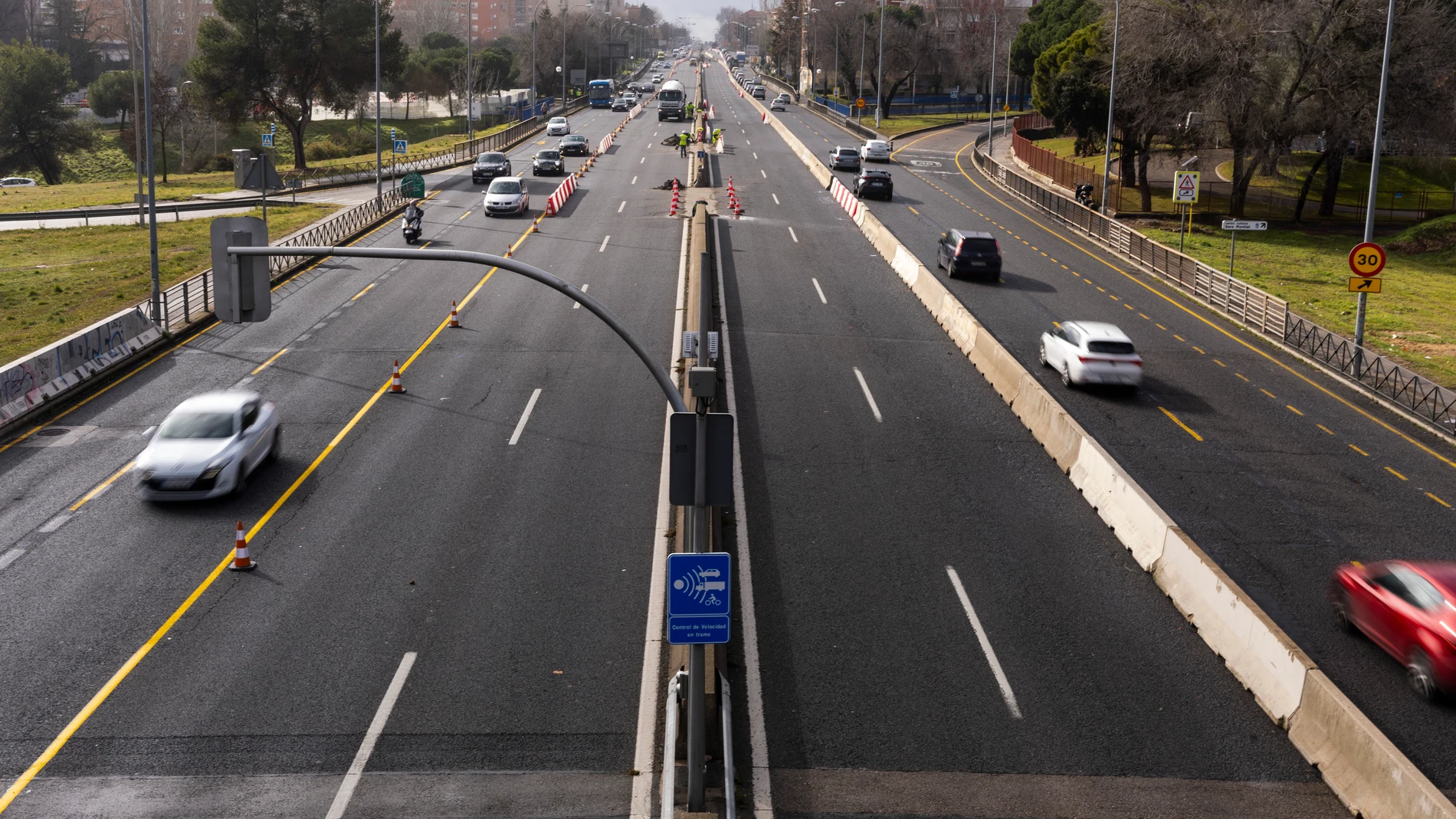 Radar de tramo de la A5 inoperativo por las obras de soterramiento. © Jesús G. Feria.